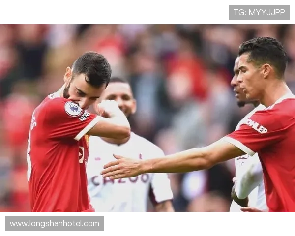 曼联旧将感叹姆伯莫阿玛德离队后右路防线崩溃局面